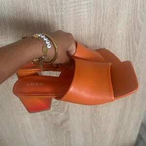 klackar - jättefina klackar och så sköna när man gått in dem. köpte två storlekar men skickade aldrig tillbaka dem andra. 🧡