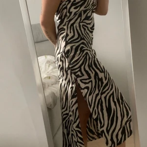 Mönstrad klänning - Silkes liknande material Oanvänd