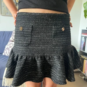 Svart Sandro kjol - Svart glittrig sandro kjol med fina detaljer. Jättefint skick. Pris kan diskuteras. Storlek S.❤️❤️