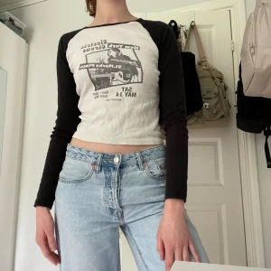 Brandy Melville tröja  - Säljer denna brandy Melville långärmad. Bra sick någon liten fläck längst ner på tröjan.