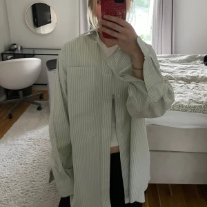 Skjorta - Randig ljusgrön och vit skjorta. Oversized, skrynkelfri och storlek XL🥰