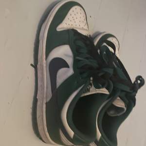  Ett par gröna Nike danks storlek 38 bra skick använda typ tio gånger 