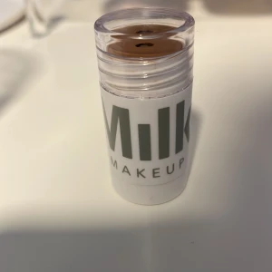 Milk makeup bronzer bakee - Milks bronzer i färgen baked, endast toppen är använd då jag inte kan skruva upp den mer, nypris 280 kr, mitt pris 125