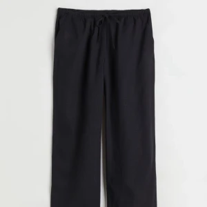 Linnebyxor  - Helt oanvända populära lågmidjade raka linnebyxor från hm, aldrig använda pga fel storlek. Storlek XS