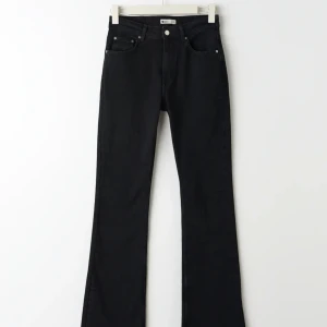 flare jeans  - Full length flare jeans från gina tricot strlk 34! jättefina jeans men använder dom aldrig längre. kan skicka bilder vid intresse!