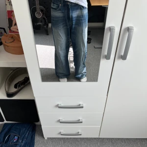 Bershka relaxed jeans - I princip nya bershka jeans, relaxed dit light blue. Skicket är som nya och de är knappt använda.   Säljer dem pga att jag bytt stil och inte använder dem