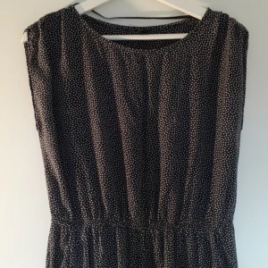 Prickig klänning  - Ok skick