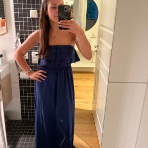 Långklänning  - Så fin tub långklänning! Passar perfekt till sommaren och finare tillfällen! Jag är 170 och den går hela vägen ner till marken. Klänningen är endast använd en gång, superbra skick💗