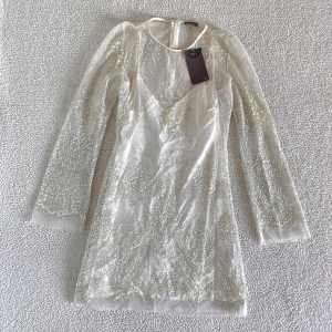 ZARA Limited Edition vit glittrig klänning - SUPERSNYGG vit glittrig klänning från ZARAs Limited Edition kollektion. Klänningen GLITTRAR mycket mer i verkligheten. Ny med tags kvar, har en liten fläck på glittret på ena ärmen men den syns knappt och stör en användningen.