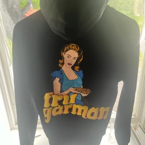 Fru gårman hoodie - Super snygg Limiterad hoodie från revenite, nyskick och knappt använd. Säljer pga att den kommer inte till användning💓