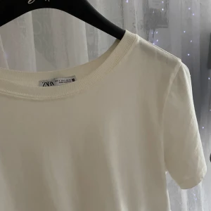 volang blus - Ifrån zara i stolek s, använd fåtal gånger säljer pga att den ej kommer till användning🤍sitter jättefint på, pris 120kr