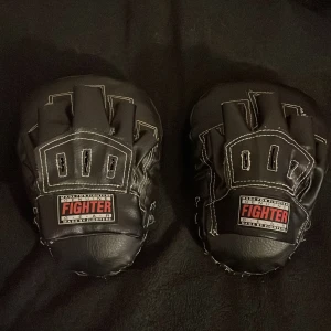 Boxningshandskar - Storleken är M och skick är 9/10 . De här handskarna är väldigt bra för de som tar träningarna intensiva och vill ha någon utmaning framför sig 