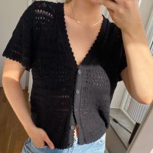 Virkad topp - Jättesnygg kortärmad svart virkad topp/kofta från & Other stories i storlek M. I toppen skick!