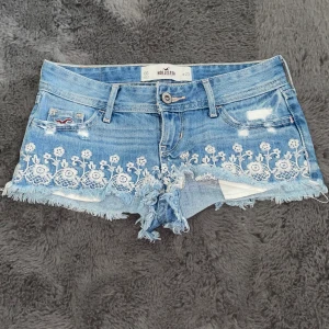 Jeansshorts  - Säljer dessa jeansshorts ifrån hollister då de inte passade ( storlek w23 - xxs/xs ) 🫧(lägg prisförslag)