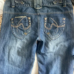 Vintage jeans - Supercoola jeans köpa på Vinted. Ena skärphylsan har lossnat men inget som syns.  Midjemått: 37 rakt över Innerbenslängd: 80 cm (jag är 170)