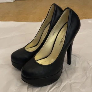 Högklackade skor - Köpte dom från någon annan men dom är i bra condition och jättefina från sugarfree shoes💖dom är storlek 36 men skulle rekomendera dom till någon som är strl 35-35,5.
