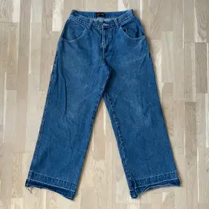 Jättenice Baggy jeans från Delia*s i storlek M. Mått: midja~78cm, längd-106cm, benöppning-28cm. Jättenice fall och mkt bra skick! Hojta om du undrar ngt <3
