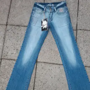 Säljer dessa as snygga crazy age jeans för att dom inte passade💕 Helt nya med prislappen kvar Dom är lågmidjade och utsvängda💕 Strl 26/34 Priset går att diskutera💕 Skriv innan du trycker på 