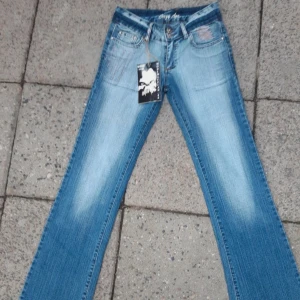 Lågmidjade crazy age jeans - Säljer dessa as snygga crazy age jeans för att dom inte passade💕 Helt nya med prislappen kvar Dom är lågmidjade och utsvängda💕 Strl 26/34 Priset går att diskutera💕 Skriv innan du trycker på "Köp nu"💕 