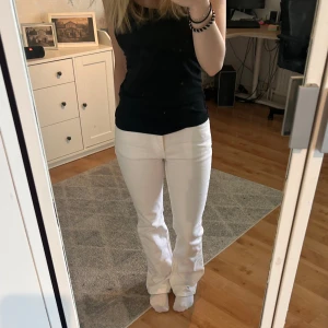 Jeans  - Säljer dessa vita bootcut jeans eftersom jag fler vita jeans. De är i jättebra skick då jag aldrig använt dem. De är i storlek 34 men passar mig i midjan som vanligtvis har storlek 36 i jeans. Innerben 79 cm. De är inte genomskinliga.💕
