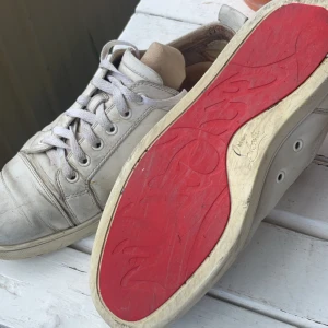 Vita Louboutin skor  - Lite skadad på insidan och har tappat lite färg det är enkelt o fixa på skomakare fast dom e äkta  Skick 7/10  Kan diskutera pris 