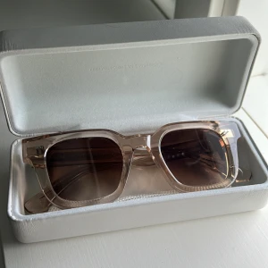 Intressekoll ECRU 04 - Någon intresserad av att köpa chimis? Modell: Ecru 04 Splittnya och inga märken/ repor på dom💕köpte för 1350kr, använt dom 2 gånger. Allting följer med :box, tvätt”trasan”