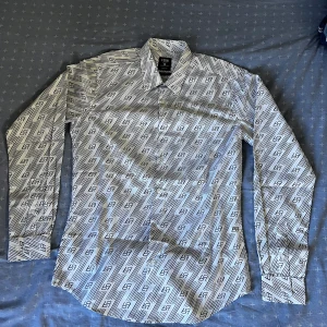 Skjorta  - Använd ett fåtal gånger och är som ny. Det står 69 på den💀