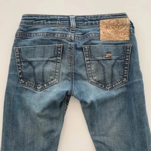 Lågmidjade jeans - Super fina lågmidjade jeans som tyvärr inte passar för mig💗 Är i nyskick. W23 L30.