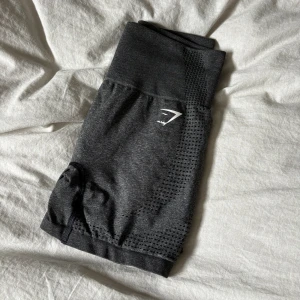 Gymshark shorts strl S - Fina träningsshorts från gymshark i grått. I strl S, passar även om man har S/M. Säljer då de inte kommer till användning💓otrolig passform och sköna framförallt! Kap!!
