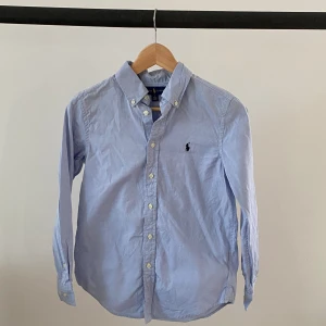 Ralph Lauren Skjorta  - Säljer denna skjortan från Ralph Lauren i fint skick | Storlek 14 år | Pris kan diskuteras | Hör av er vid minsta fundering!