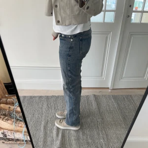 Lågmidjade jeans - Säljer nu mina favoritjeans från Weekday i modellen arrow💗 Så snygga men säljs då dom är för små på mig💗💗
