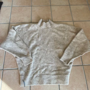 Stickad tröja  - Stickad tröja i perfekt skick. Säljs pga rensa garderoben. 