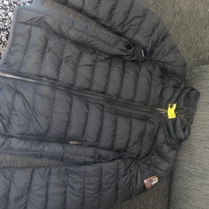 Parajumper ugo super light weight - Storleken är Xs men passar även small Den är äkta det är bara kolla på tagen Ny pris 5000kr Den har en liten skråma vid höger ficka som nästan inte ens syns. Annars är den i bra skick. För mer bilder skicka till mig