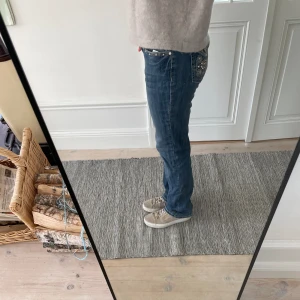 Lågmidjade jeans - Gaalet snygga lågmidjadejeans från Barley Boots med stenar på fickorna💗 Köpta för 700kr säljer för 500kr, hör av er för frågor och mått!