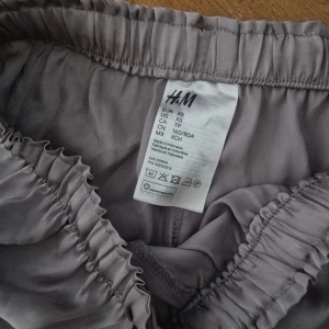 Grålila pyjamas - Hej! Denna pyjamas är jättemysig och mjuk. Den är stor i storleken förrutom i midjan där den är ganska liten jämfort med resten av plaggen. Nyskick, inte mycket använd.