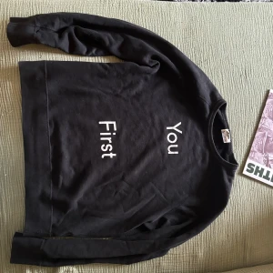 Acne studios sweatshirt you first - Acne Studios FW 14/15 Tjocktröja med tryck "YOU FIRST" Samma tröja som Bladee hade på sig i en intervju. Storlek Large. Kan mötas upp på Södermalm