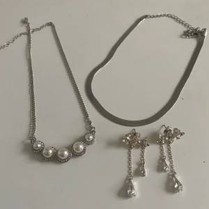 Silver smycken - Fina silver smycken. Knappt använda. Fint skick. Köp alla smycken för eller 200 Pärlhalsband- 100kr Örhängerna- 80kr Platta halsband- 55kr (Sparar 35kr om du köper alla smyckena) 