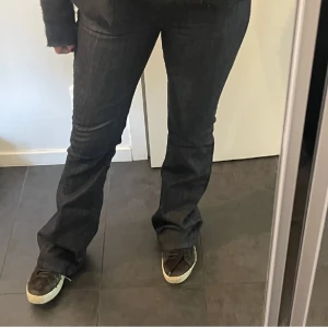 Byxor  - Bootcut byxor som se ut som jeans men inte är i jeans material mer tjockt tyg😊. Saknar bakfickor utan har kostymbyxfickor.  Mörkblå/ svart färg 