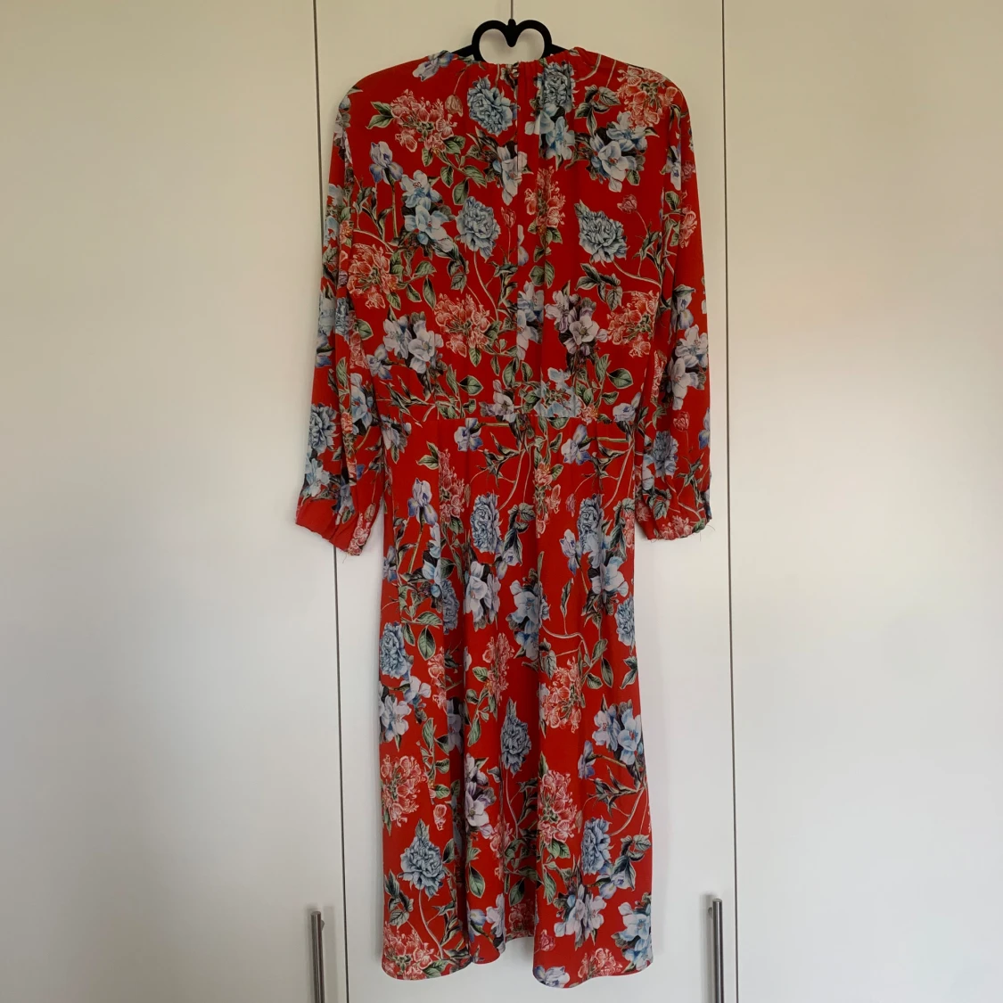 Röd blommig klänning  - 91