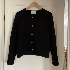 Neo Noir Limone Knit Jacket - Jättefin, mysig och stilren kofta/jacka med guldknappar från Neo Noir. Använd en gång. Org. pris: 1199kr. 