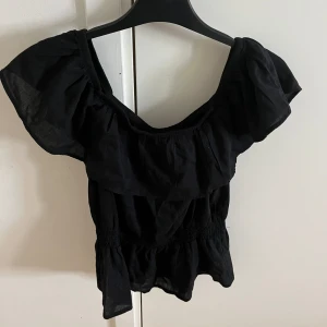 Svart topp - Svart topp, köpt i new york 2023, använd ett fåtal gånger 