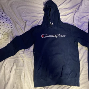 Mörkblå Champions tracksuit - XL i barnstorlek. Väl använd fast är endå i ett okej skick. Lite sliten på höger knä