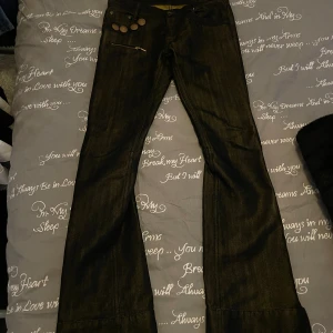 Japanska flared denim - Sjukt fina japanska denims från märket Amplitude (tror jag?) Lite tighare i låren så passar nog någon som har 30w, längden är runt 31L/32L Finns i sthlm eller frakt