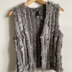 Pälsväst  - Så fin pälsväst från soyaconcept som har osynliga knappar!
