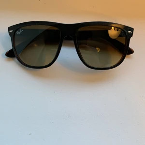 Ray-band glasögon  - Dom är original och är i väldigt bra skick förutom att texten inne på bågen är bort nött nypris: 1299kr