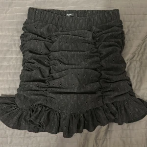 Kjol - En svart kjol i storlek S. Köpt utomlands. Är i mycket bra skick🥰