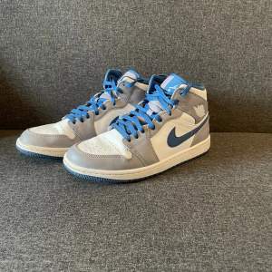 Säljer ett par feta Air Jordan 1 True Blue skor som är använda en gång och inte kommer till användning. Köpt för: 2599kr Säljer för: 899kr