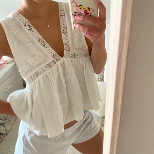 Zara topp - Blus med broderier 