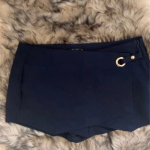 Marinblå mini shorts  - Shorts storlek 36, Aldrig använda. Mycket bra skick!