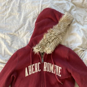 Y2K tröja  - As snygg 2000s tröja, as skön att ha på sig. Plus as snygg😻😻😻 bara att skriva om ni vill ha fler bilder!! Inte bra på att ta bilder men aa😅 priset kan diskuteras kom med pris förslag! Högsta pris får den!!😻😻😻